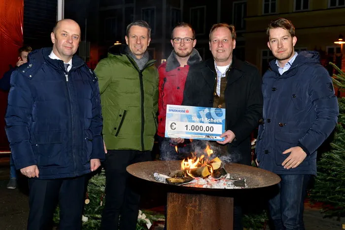 Ein Scheck über 1000 Euro wurde an bedürftige Familien übergeben.