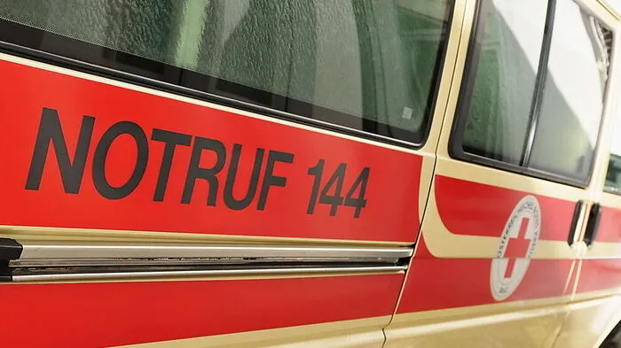 Rettung brachte den schwer verletzten Dachdecker ins LKH Feldbach