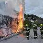 Feuerwehrmänner löschen Hecke