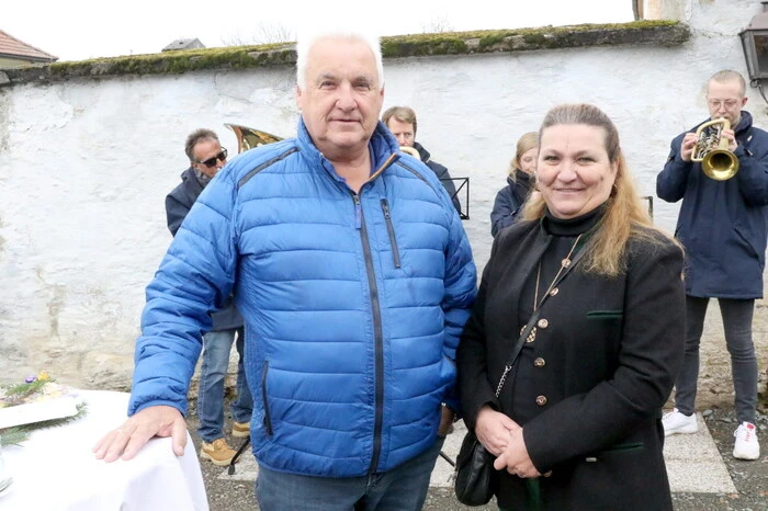 Übrigens: Fest einkaufen sah man unter anderen Bürgermeister Wolfgang Grilz mit Gattin Viktoria (Foto), Feuerwehrkommandant Wolfgang Kogler, Mesner Johannes Moser sowie Alt-Bürgermeister Konrad Seunig. 