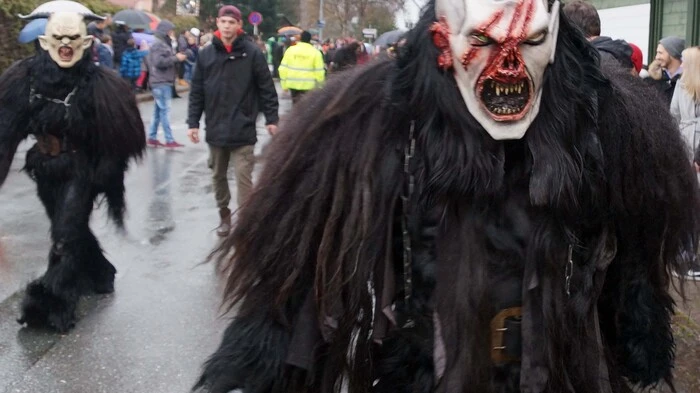 Was passiert angeblich wenn man schlimm ist? Es regnet und der Krampus kommt einen holen. Insofern war die Kombination beim ersten Perchtenlauf in Klagenfurt in dieser Saison am Sonntag in Annabichl beim Gasthaus Krall eine gelungene. 15 Perchtengruppen waren am Start.