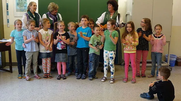 Maria Herz, Hermi Pichler und Irmi Zenz vom Turnauer Dreigesang (hinten) sangen mit den Volksschülern beschwingt traditionelle Volkslieder 
