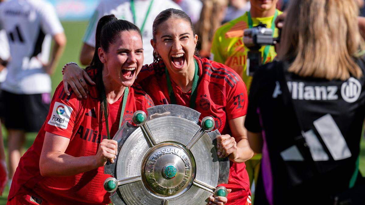 Sarah Zadrazil und Katharina Naschenweng (re.) hatten nach dem Titel Grund zu
jubeln 