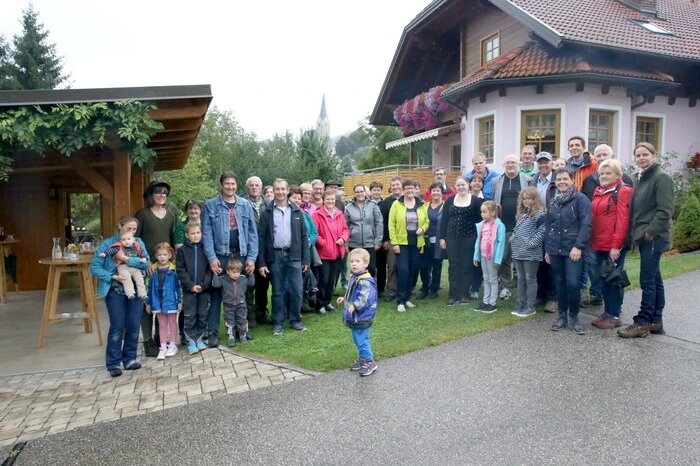 Bei der Wanderung unter anderen gesichtet: die Meistersprecher Sepp Ratheiser und Anita Engl sowie die Landwirte Franz Friedler und Margit Wachernig, Forstwirt Adam Tamegger sowie der Obmann des Bienenzuchtvereines Friesach, Manfred Sackl.