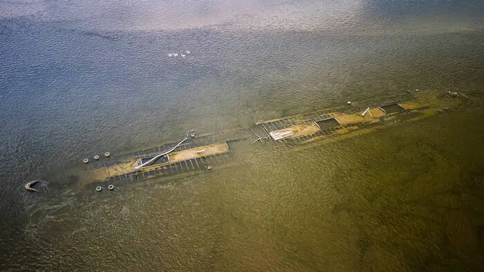 Was es mit diesem nun in der Donau in Kroatien aufgetauchten Frachtschiff historisch auf sich hat, wird derzeit noch untersucht  