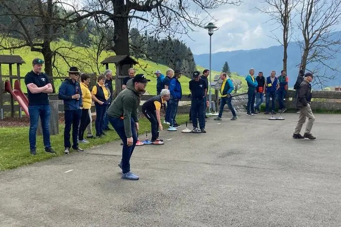15 Mannschaften, davon zwei Damenmannschaften, waren bei diesem Asphaltstockturnier vertreten.
