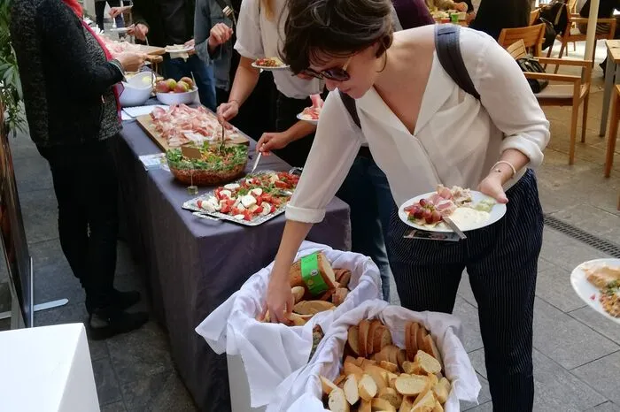 Ausgiebiges Frühstücksbuffet im Innenhof der Weinbar Klapotetz