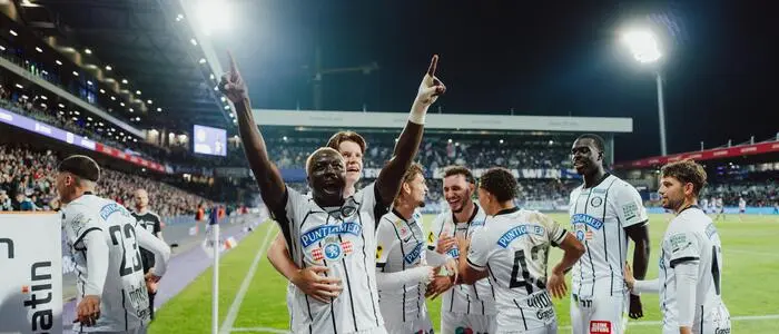 Oumar Diakité feiert mit Mannschaftskollegen und Fans