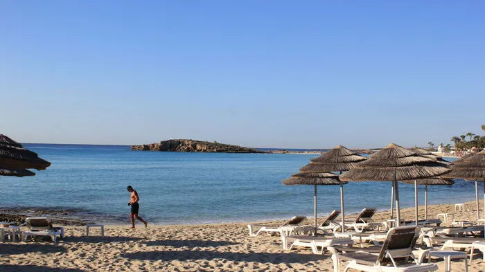 Der Nissi Beach ist einer der schönsten und beliebtesten Strände auf Zypern. Bekannt ist die vorgelagerte Insel. (Lesen Sie hier den Reisebericht)
