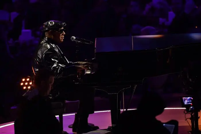 Ausnahmetalent Stevie Wonder sorgte mit seinem „In Memoriam“-Auftritt in Erinnerung an den verstorbenen Tony Bennett für Gänsehaut und ganz große Gefühle. Die beiden waren zu Lebzeiten gut befreundet, Bennett starb im Juli 2023 mit 96 Jahren.