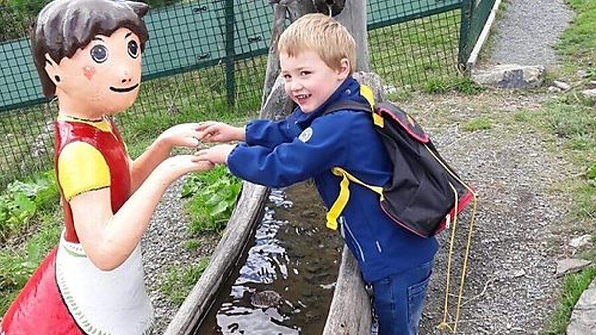 Nichtschwimmer Elias stürzte im Freibad Bleiburg in ein Becken und blieb länger als fünf Minuten unter Wasser