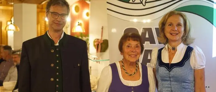 Die geehrte Sieglinde Gruber (Mitte) mit den beiden AV-Vorsitzenden Helmut Knauß und Gabi Wohlfahrter