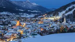 23.11.2024, Schladming, Steiermark, Österreich (Austria): Blick auf die steirische Bergstadt Schladming mit beleuchteter katholischer und evangelischer Kirche, aufgenommen zur blauen Stunde in der Abenddämmerung. 
Fotocredit: Martin Huber