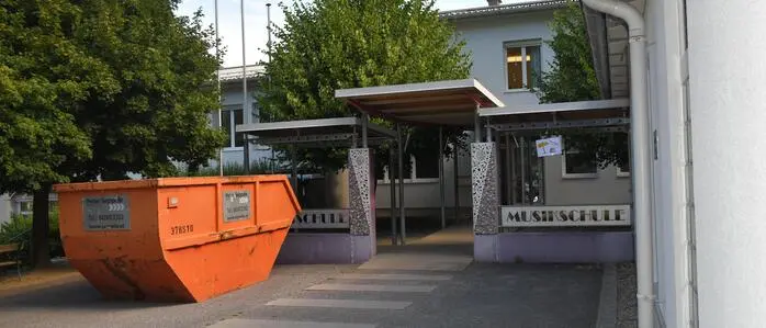 Container vor der Volksschule Lind