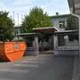 Container vor der Volksschule Lind