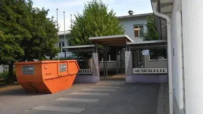 Container vor der Volksschule Lind