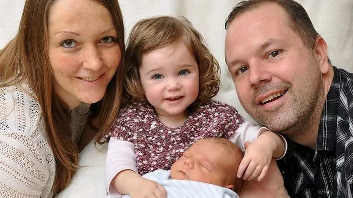 Am 19. Februar um 22.58 Uhr machte Christopher im Landeskrankenhaus Villach seinen ersten Schrei. Kurz nach der Geburt brachte der süße Bub 3650 Gramm auf die Krankenhauswaage und das Maßband zeigte eine stolze Größe von 51 Zentimeter. Neben seiner großen Schwester Mia macht er das Glück seiner Eltern Bettina Ebensberger und Hannes Hafner so richtig perfekt. Christophers Wiege steht in St. Jakob im Rosental, wo seine stolze Familie lebt.