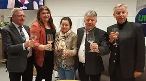 Feierlaune in der Bezirks-ÖVP (v. l. n. r.): Die Kandidaten Florian Kohlhauser, Lisa-Marie Siderits, Karin Kohl und Hubert Land mit Bezirksparteiobmann Reinhold Lopatka