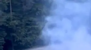 Ein Video zeigt, wie Tuningfans auf dem Pyramidenkogel Gas geben