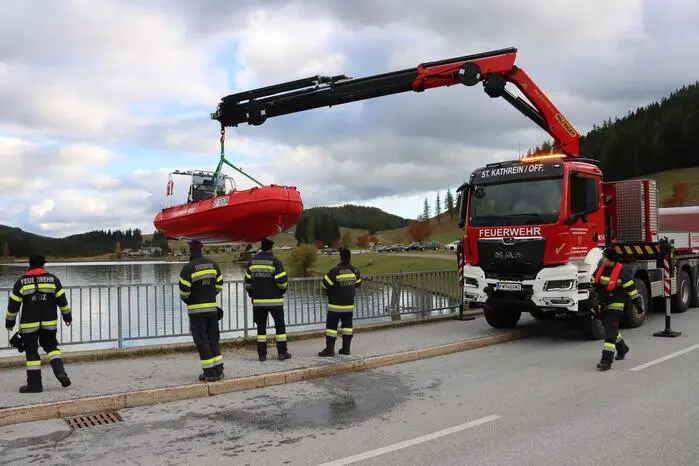 Ein besonderes Highlight war das Slippen (zu Wasser lassen) der Boote mittels Kran, das von der Feuerwehr St. Kathrein am Offenegg mit dem neuen Wechselladefahrzeug-Kran professionell durchgeführt wurde.