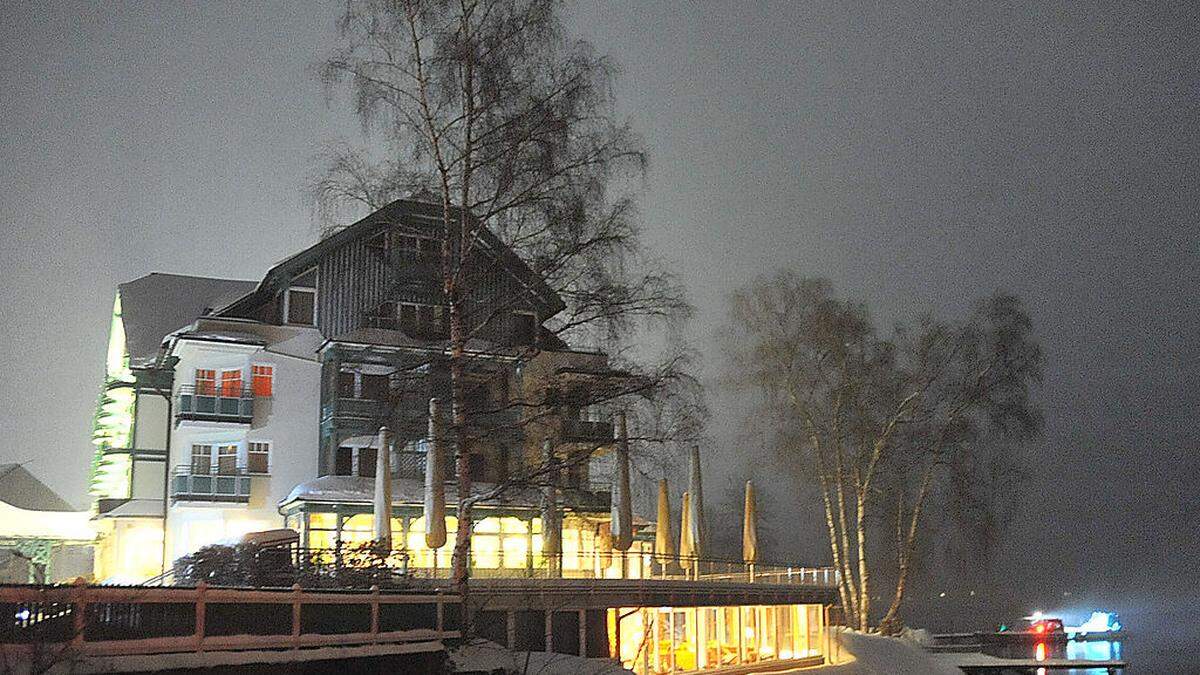 Die Seevilla am Montagmorgen - Feuerwehrboote am See sind mit Planen bedeckt