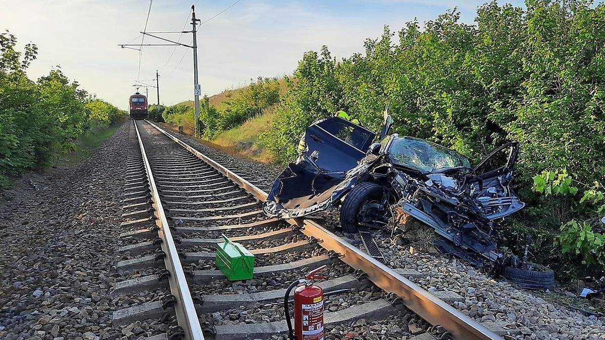 Der 50-jährige Lenker des Autos überlebte den Aufprall schwer verletzt.