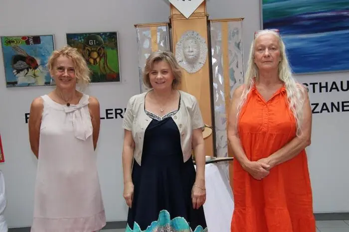 Arthena Maxx (Maxx Handtuch Collagen) und Margot Holzapfel (Farbenreise jenseits von Schwarz und Weiß) zeigen eine Auswahl ihrer Werke in Solo-Ausstellungen. 