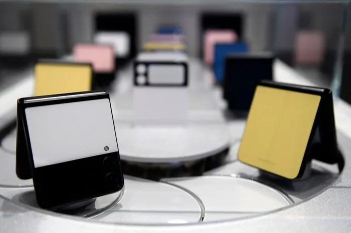 Samsung-Sammelbecken: Mehrere Z-Flips aneinandergereiht
