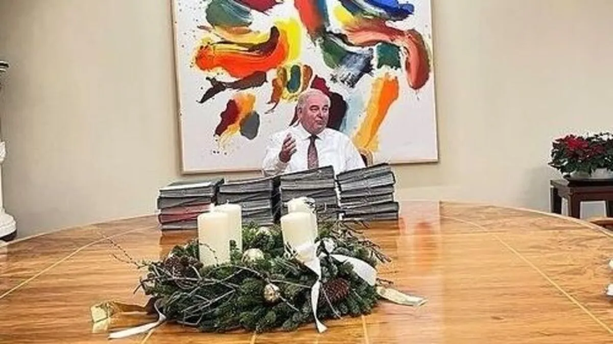 Schützenhöfer im Büro vor dem Hollegha-Bild, vor ihm die zu unterschreibende Weihnachtspost