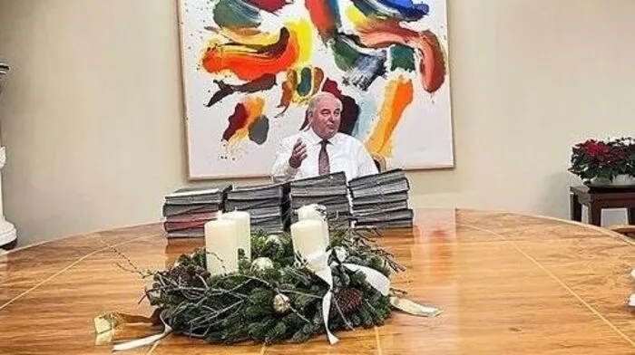 Schützenhöfer im Büro vor dem Hollegha-Bild, vor ihm die zu unterschreibende Weihnachtspost
