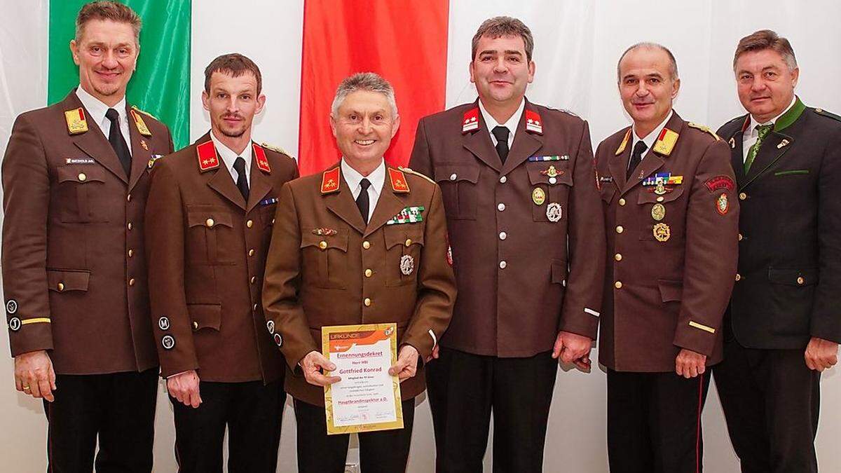 Gottfried Konrad (3.v.l.) mit seinem Nachfolger Markus Kahr (3.v.r.), Bereichskommandant  Johannes Matzhold (l.), Kommandantstellvertreter Christian Hanzl, Abschnittskommandant Rudolf Lackner und Bgm. Gerhard Meixner