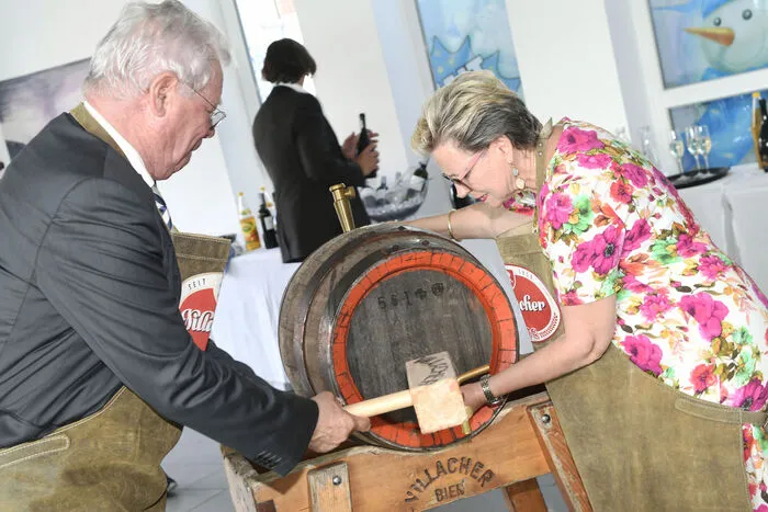 Durfte nicht fehlen: Der (gelungene) Bieranstich mit Jubiläumsbier.
