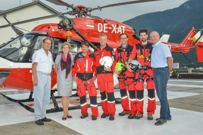 Hermann Samonigg mit Gattin Anna, Winden-Operator Christian Zlöbl, Pilot Jürgen Würtz, Flugretter Franz Obertaxer, Notarzt Gernot Aichinger (RK 1) und Gerald Bruckmann.