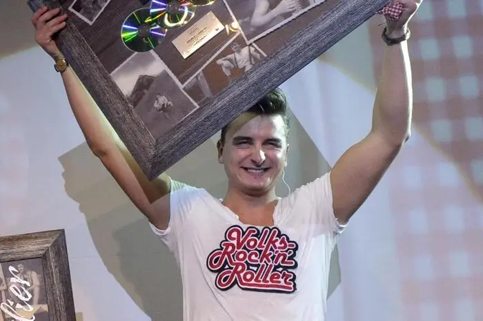Gabalier bei der Platin Überreichung seiner CD 'Volks Rock`n`Roller' 2011