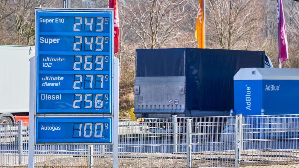 Die Preise an deutschen Tankstellen sind deutlich höher als in Österreich