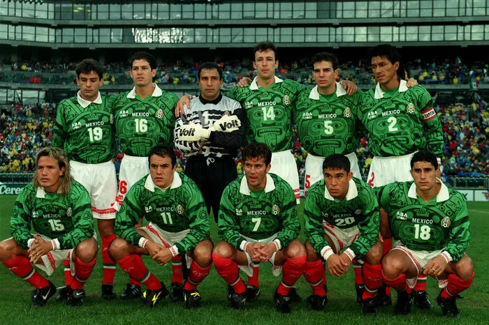 Dieses Trikot der Mexikaner von der WM 1998 wurde zu einem der begehrtesten Sammlerstücke. Auf der Brust findet man einen aztekischen Sonnenstein imprägniert, der bei den Fans große Beliebtheit erlangte, mit der anfangs wohl niemand rechnete.
