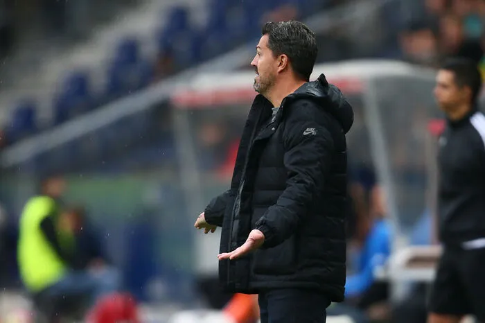Die Mannschaft von Trainer Oscar Garcia schwächte sich selbst, beendete die Partie mit zwei Spielern weniger.