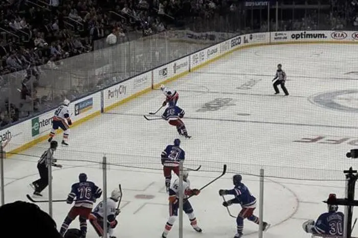 Gemeinsam mit ihrer Familie ist die Kärntnerin nach New York geflogen und hatte die Möglichkeit, sich das Eröffnungsspiel der NY Rangers gegen die NY Islanders anzuschauen.