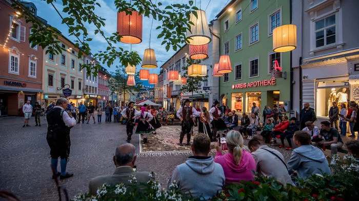 Wohnzimmer-Stimmung trifft auf Kirchtags-Flair. Gestern Abend wurde vor allem getanzt.