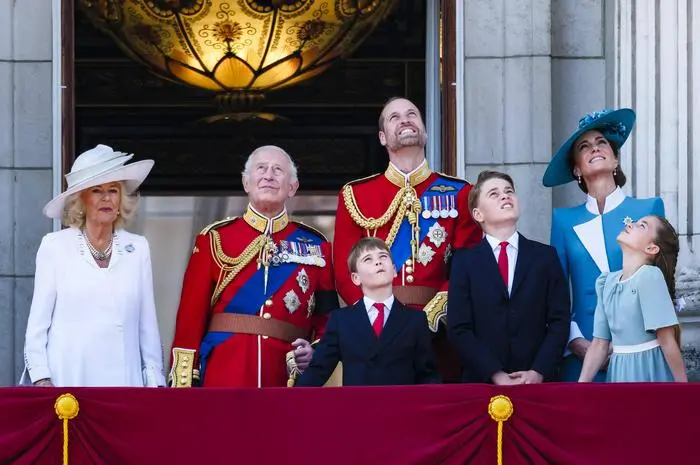 Königin Camilla, König Charles III., Prinz Louis, Prinz William, Prinz George, Prinzessin Charlotte und Prinzessin Catherine bei der Militärparade Trooping the Colour zu Ehren des Geburtstages des britischen Monarchen. Die 7. Kompanie der Coldstream Guards präsentiert ihre Fahne in Anwesenheit Seiner Majestät des Königs. Über 1350 Soldaten der Household Division und der Kings Troop Royal Horse Artillery nahmen teil, darunter über 300 Musiker der Massed Bands. London, 04.06.2025 *** Queen Camilla, King Charles III , Prince Louis, Prince William, Prince George, Princess Charlotte and Princess Catherine at the Trooping the Colour military parade in honor of the British monarchs birthday The 7 Company of the Coldstream Guards pr Foto:xJ.xEdwardsx/xFuturexImagex trooping_5612