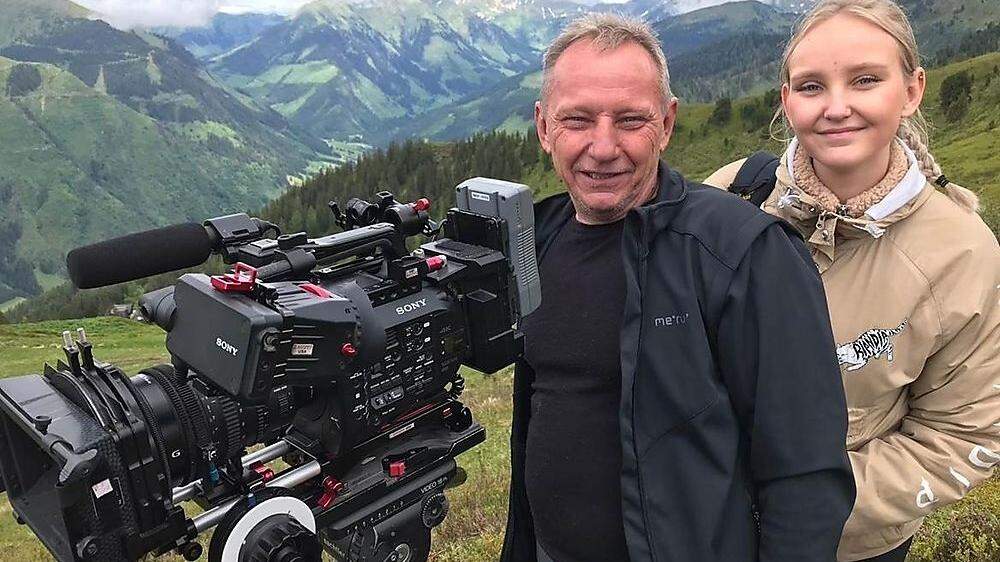 Kameramann Reinhold Ogris und seine Tochter Valentina filmen aktuell in Österreichs Bergdörfern