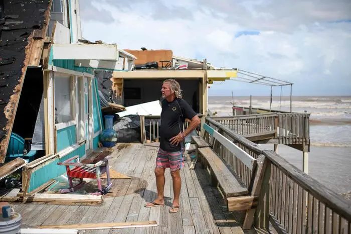 Das US-Hurrikanzentrum warnte für Teile von Texas und Louisiana vor weiteren Tornados, Sturzfluten und starken Winden. An der Golfküste bestehe weiter die Gefahr von lebensbedrohlichen Sturmfluten, Menschen sollten sich vor der Strömung in Acht nehmen.
