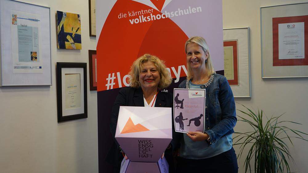 Beate Gfrerer (links) und  Christina Juritsch (rechts) stellen das neue Herbstprogramm der VHS- Kärnten vor. 