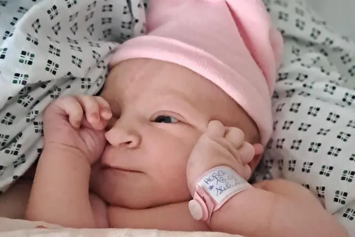 Am 18. Juni wurde
das Glück von Lisa
Huber und Philipp
Faiss perfekt. Paula
kam mit 3120
Gramm und 50
Zentimetern zur
Welt. Die Eltern
freuen sich und
genießen jeden
Moment als
Familie.