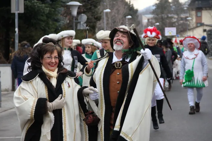 Das Schladminger Prinzenpaar in Person von Toni Streicher und seiner edlen Prinzessin Monika führte den riesigen Zug der Nachwuchsnarren an