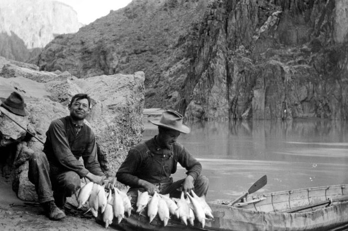 Guter Fang für diese beiden Cowboys am Colorado River. Er fomte über Jahrmillionen die spektakuläre Schlucht.