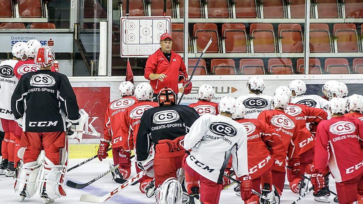 KAC-Trainer Steve Walker arbeitete viel mit seinen Spielern in dieser Woche