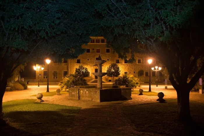 August: Lluc a Peu in Palma de MallorcaAus einer besonderen Danksagung ist der beliebte Nachtmarsch „Lluc a Peu“, zu Deutsch „zu Fuß zum Kloster Lluc“, entstanden. Dieses Jahr findet er am 5. August statt. Der Gastronom Tolo Güell dankte damit der „Schwarzen Madonna von Lluc“, der Schutzheiligen von Mallorca. Als seine kleine Tochter in seiner Bar mit einer Siphon-Flasche spielte und diese explodierte, blieb das Kind wie durch ein Wunder unverletzt. Zum Dank rief Tolo Güell die 48 Kilometer lange Nachtwanderung von Palma zum Kloster Lluc ins Leben. Los geht es um 23 Uhr. 