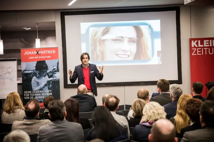 Beim Auftakt sorgten vor allem Professor Axel Jockwer sowie Leo Martin mit bemerkenswerten Auftritten für Aufsehen. Jockwer, Autor und Berater mit hochkarätiger internationaler Kundenliste, gab Einblicke in die „digitale Revolution“. 
