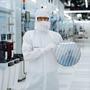 Infineon ist es in der Power-Fab in Villach gelungen, 300-Millimeter-GaN-Wafer auf einer integrierten Pilotlinie in der bestehenden 300-Millimeter-Siliziumproduktion herzustellen